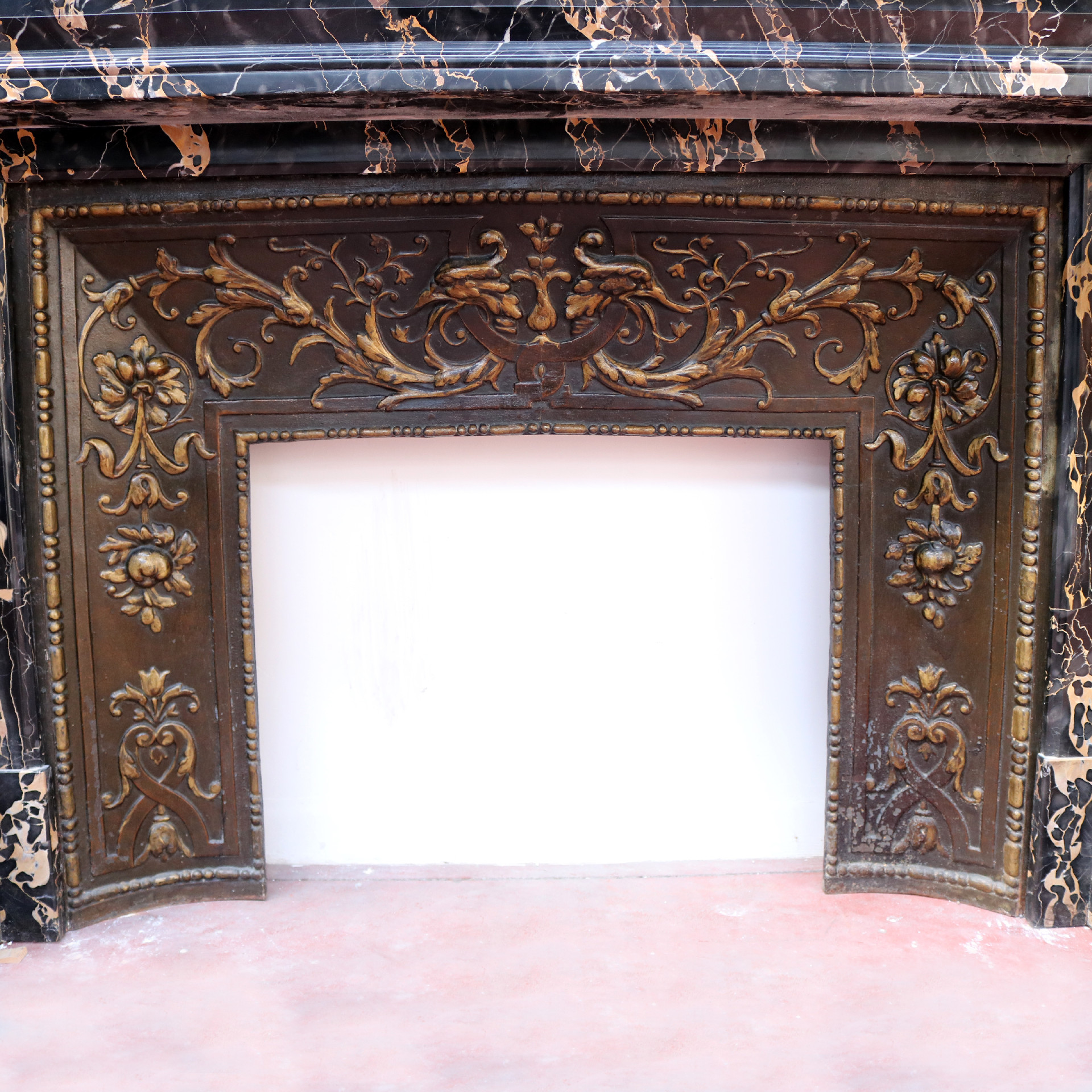 Camino antico in marmo cm.165x108h. - 1