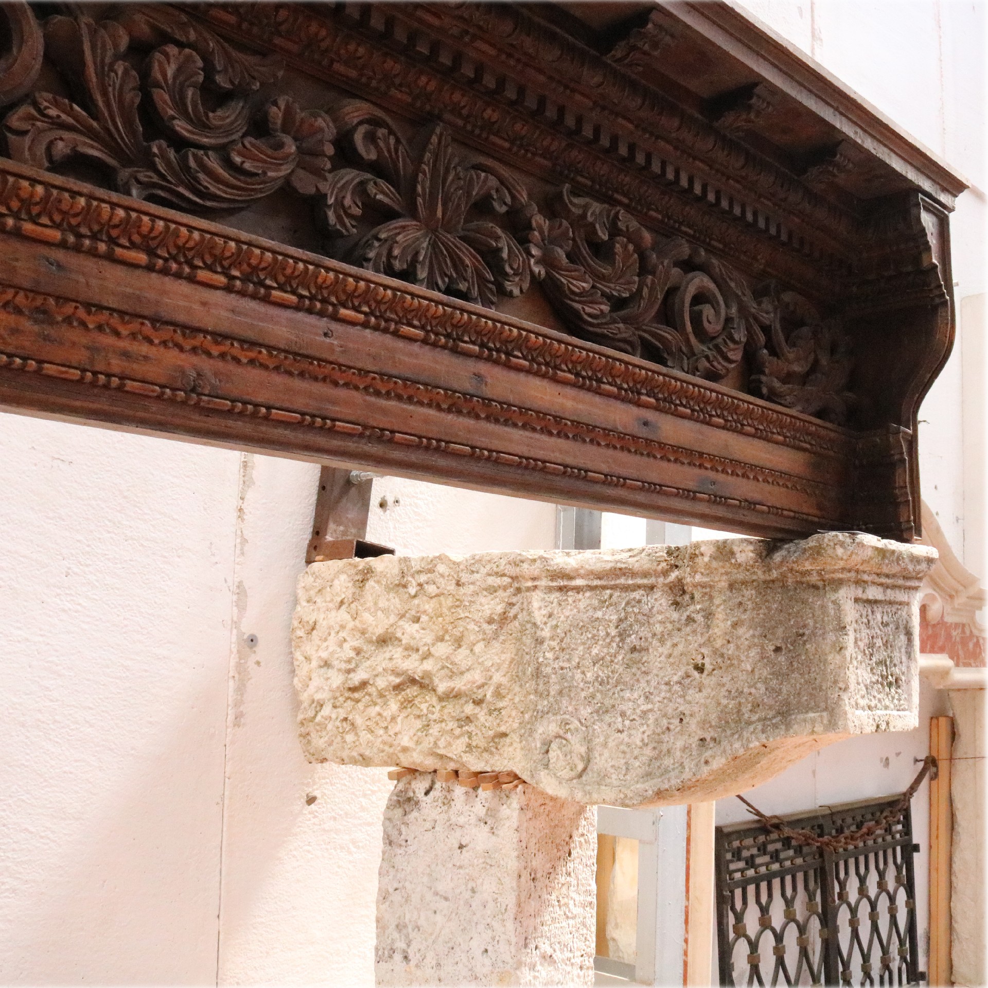 Camino antico in pietra e legno. cm 177x187h. - 1