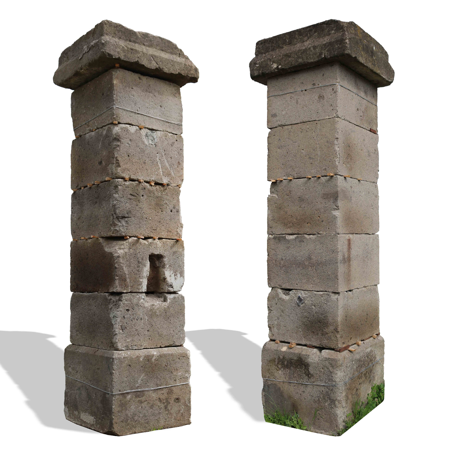 Antica coppia di colonne da cancello in pietra. - 1