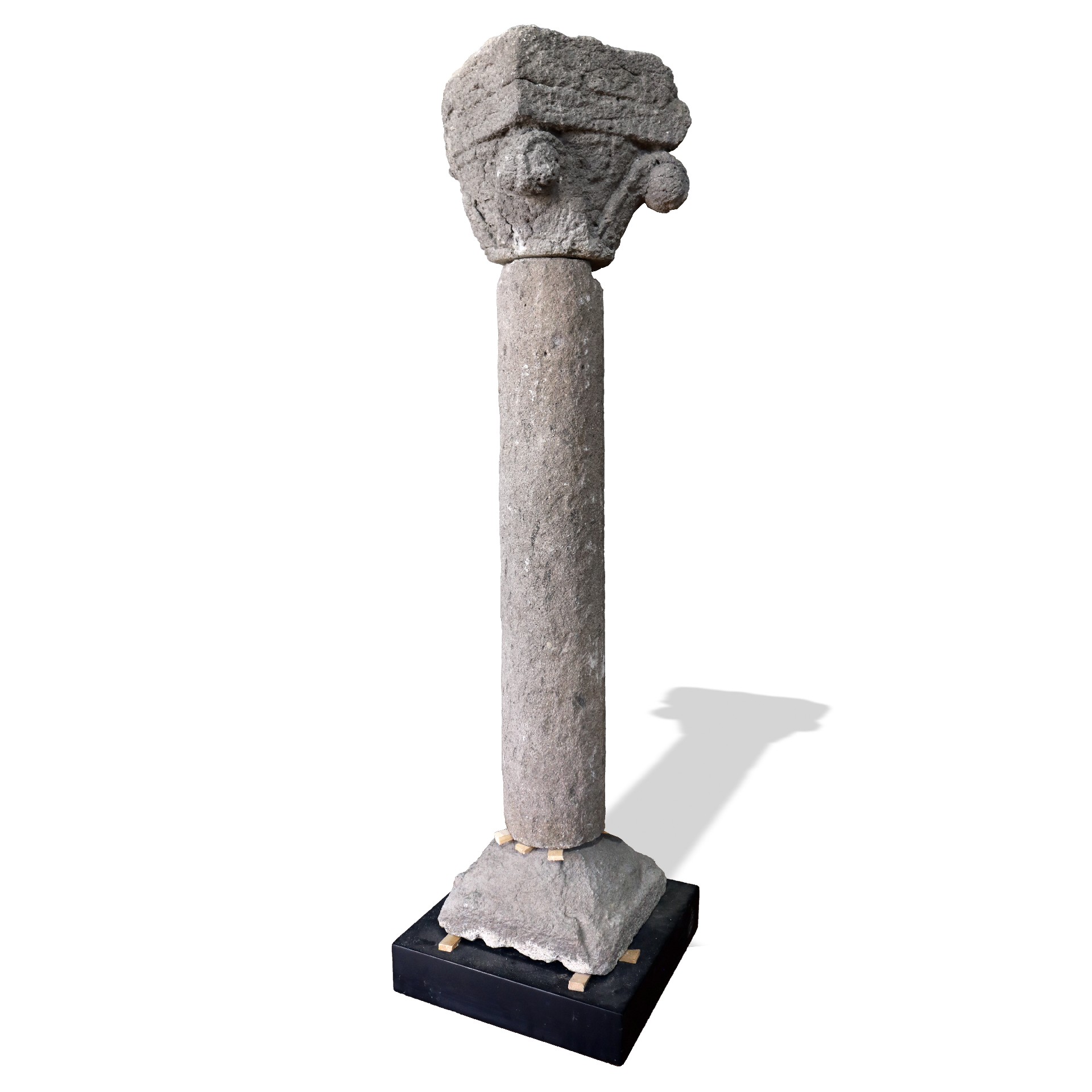 Colonna antica in pietra. - 1