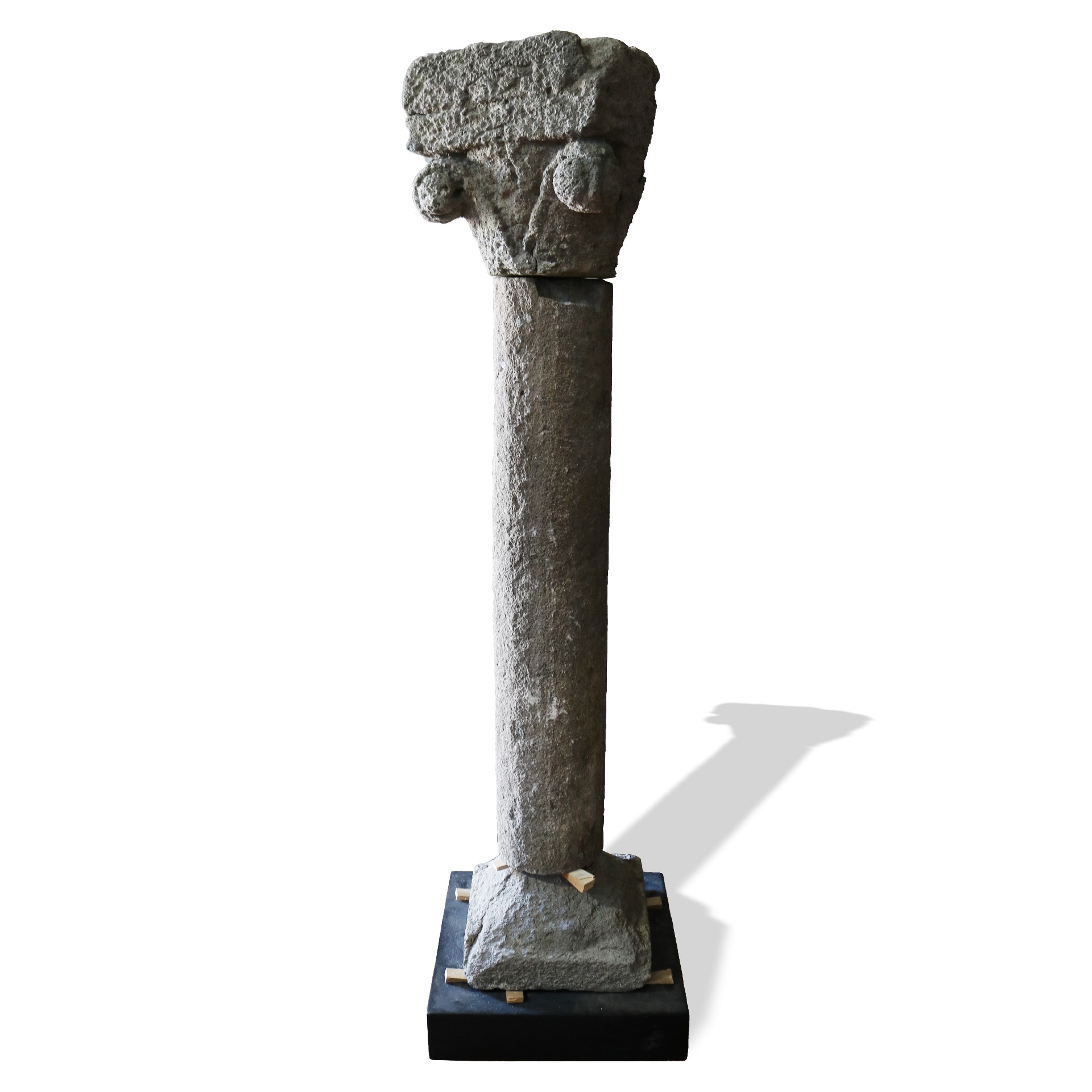 Colonna antica in pietra. - 1