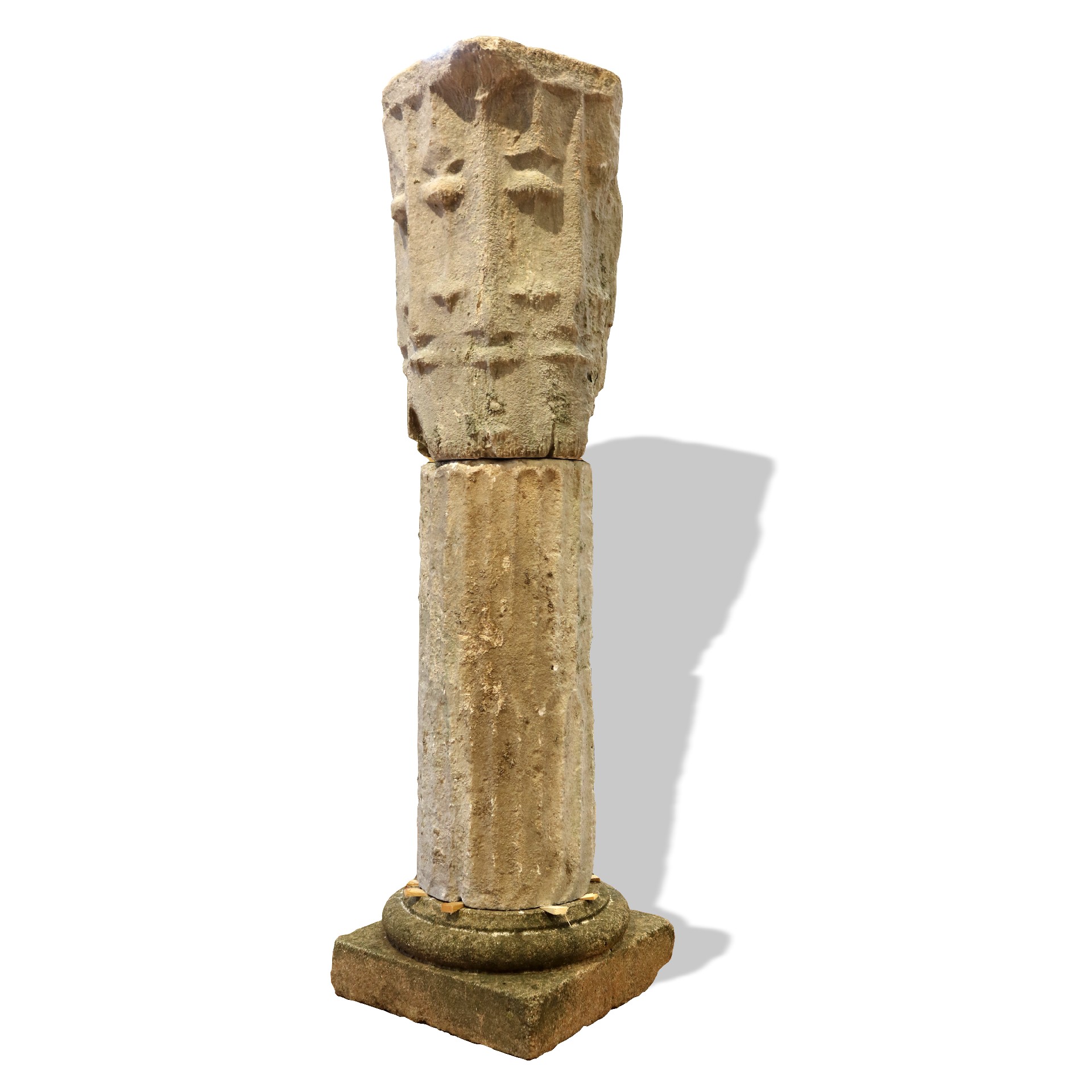 Antica colonna con capitello in alabastro. - 1