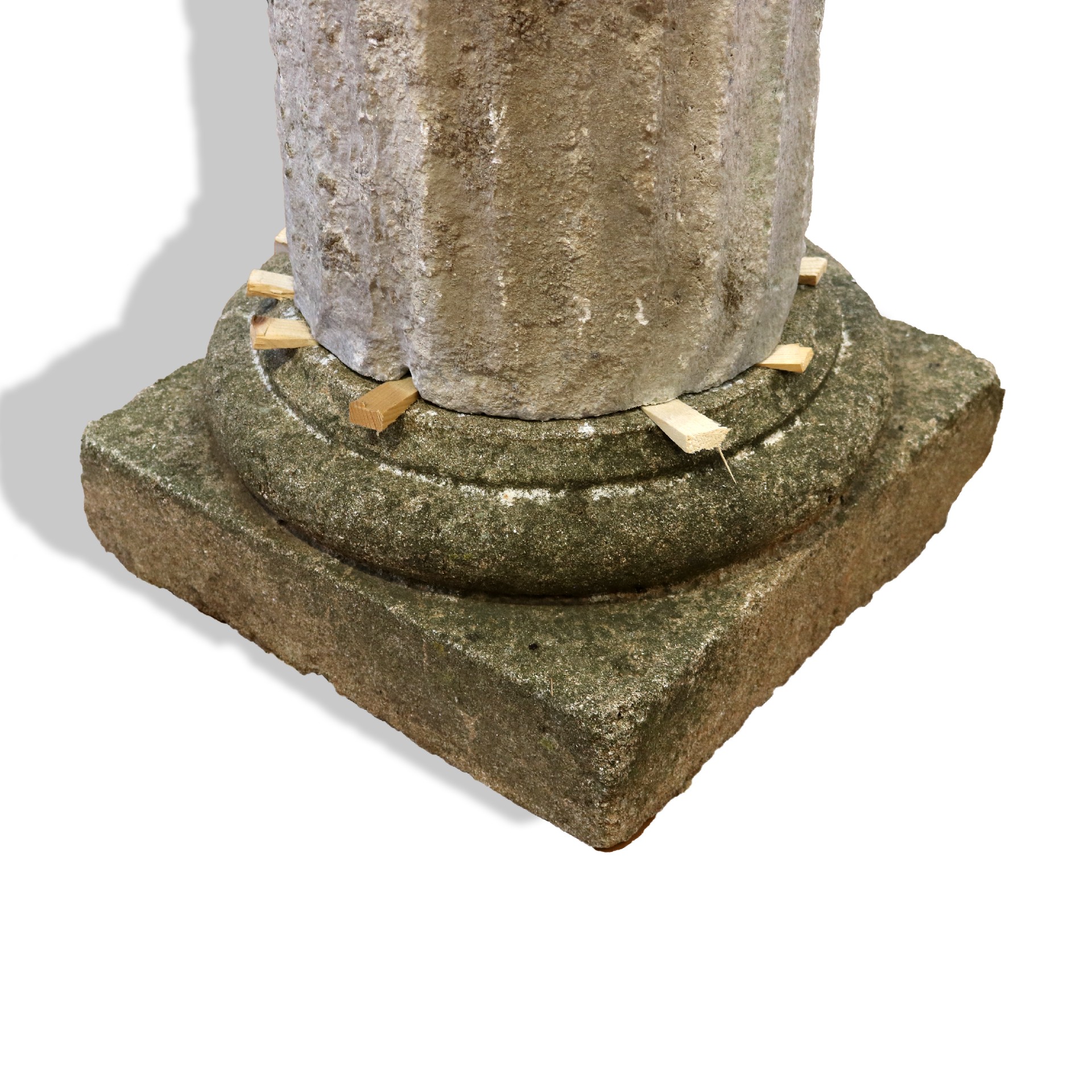 Antica colonna con capitello in alabastro. - 1