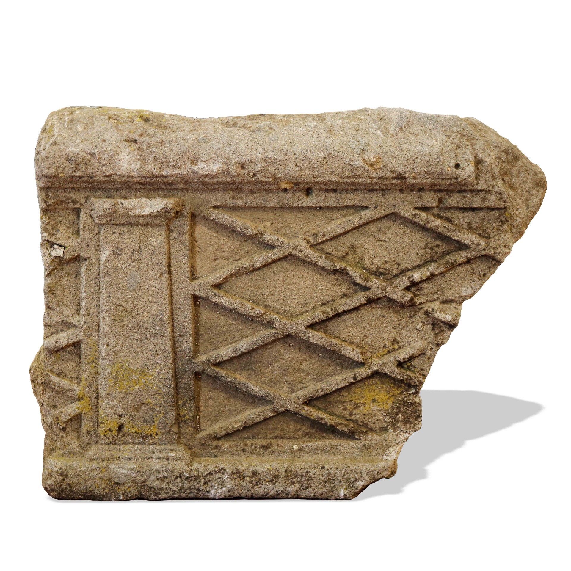 Antico frammento cornicione in pietra. - 1