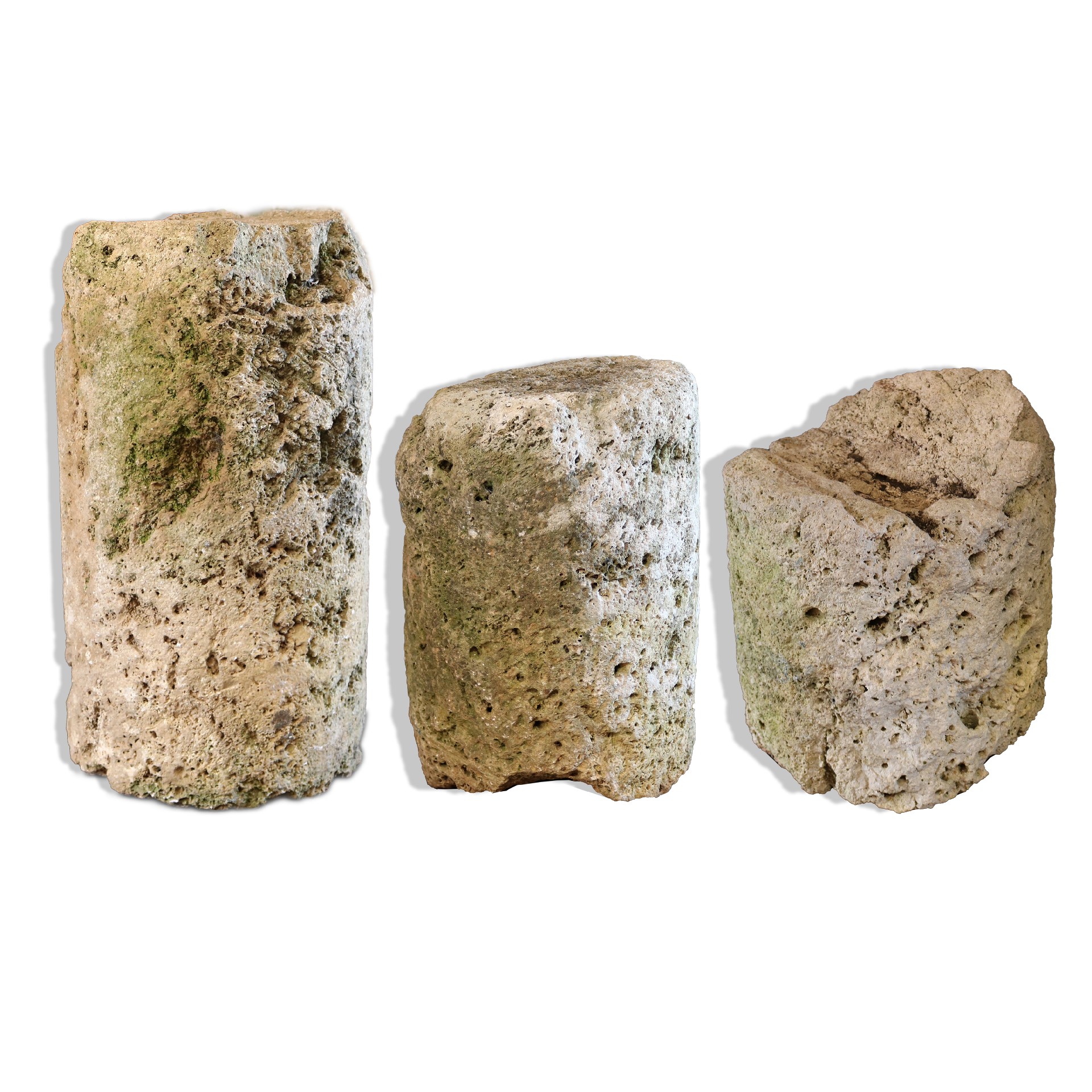 Tre frammenti antichi di colonne in pietra. Epoca 1800 - 1