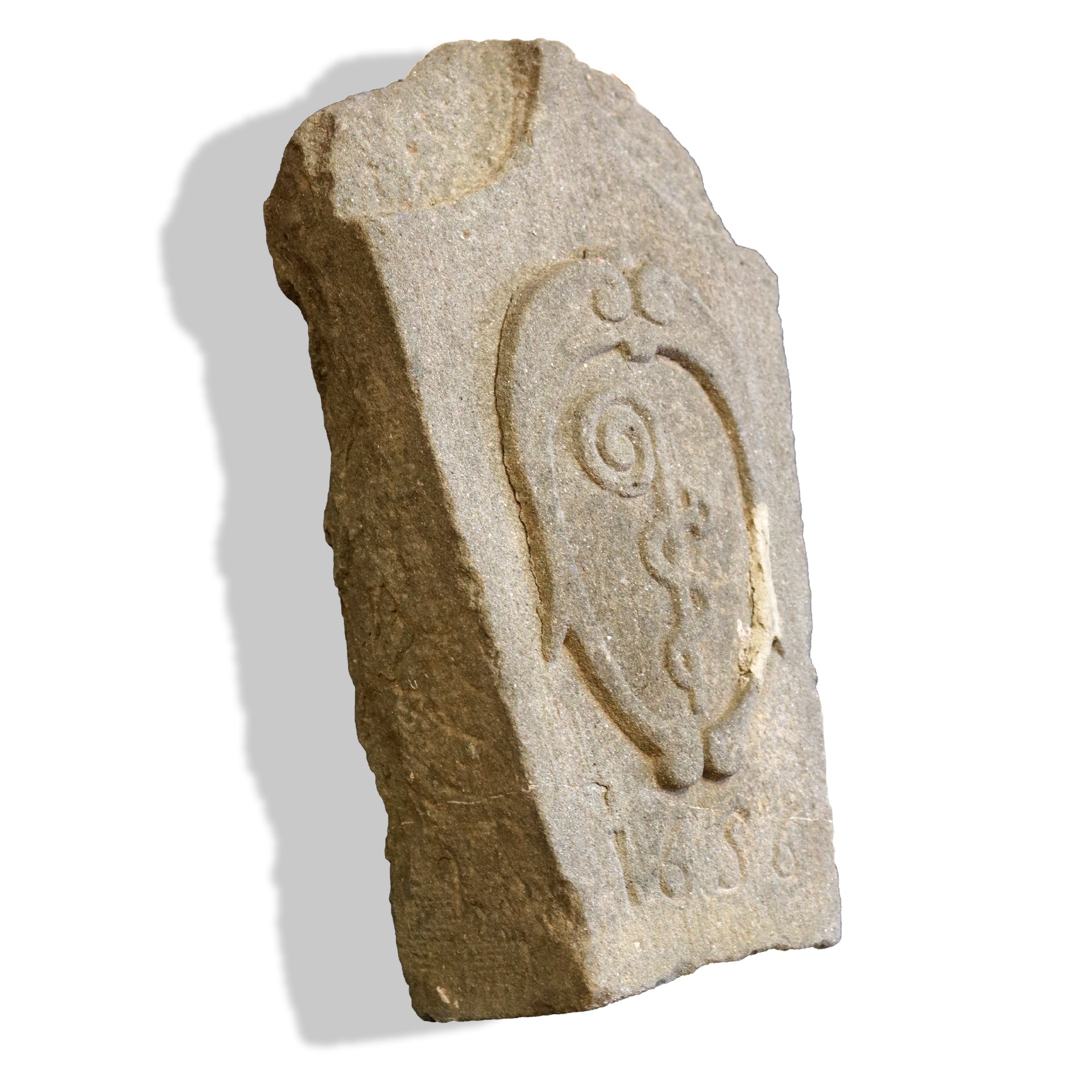 Antico stemma in pietra datato.  - 1
