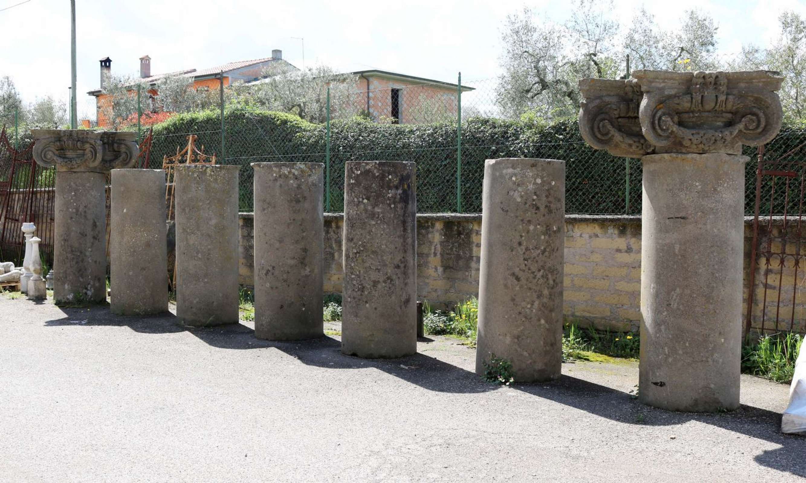 Antiche colonne in pietra da muro. Epoca 1500. - 1