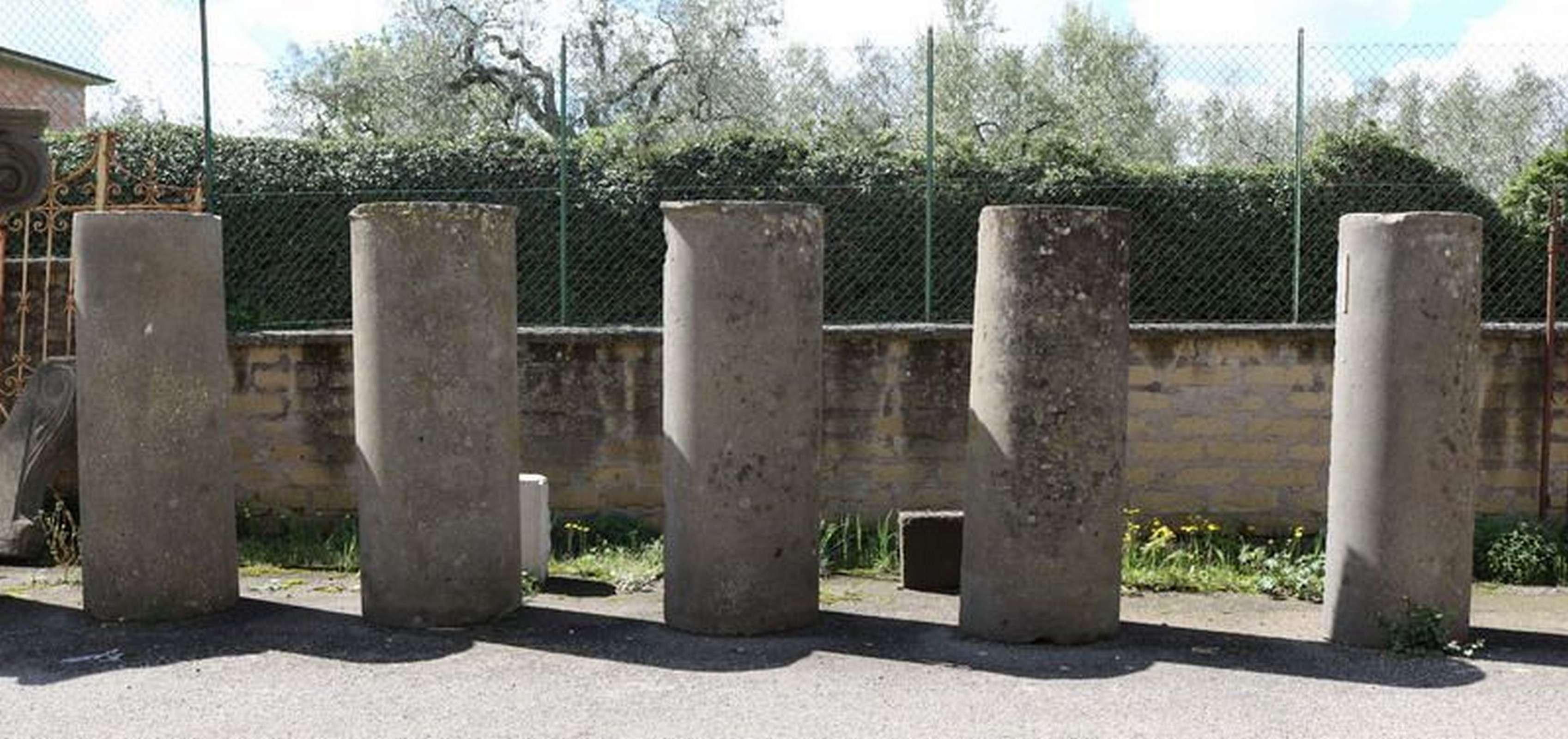 Antiche colonne in pietra da muro. Epoca 1500. - 1