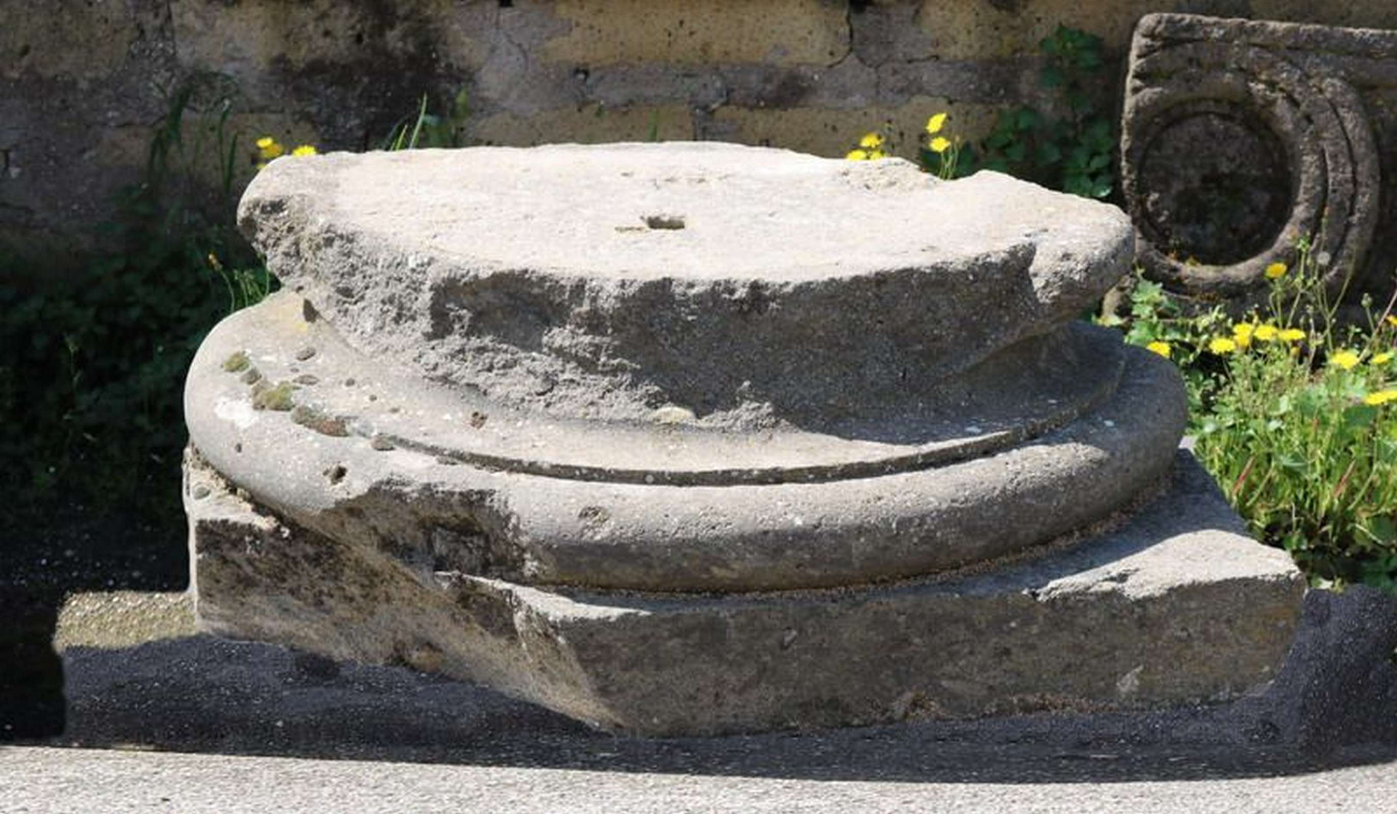 Antiche colonne in pietra da muro. Epoca 1500. - 1