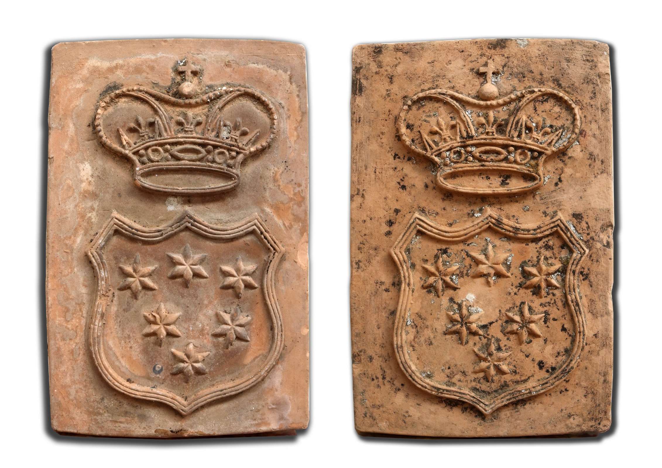 Coppia di stemmi in terracotta. Epoca fine 700. - Stemmi antichi - Architettura - Prodotti - Antichità Fiorillo
