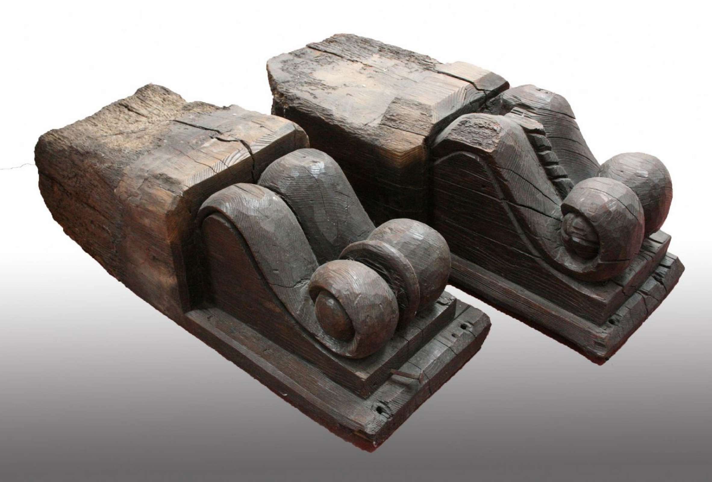 Coppia di mensole in legno. Epoca 1700 - Mensole antiche - Architettura - Prodotti - Antichità Fiorillo
