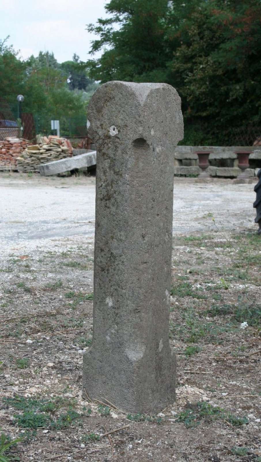 Colonna in peperino - Colonne antiche - Architettura - Prodotti - Antichità Fiorillo