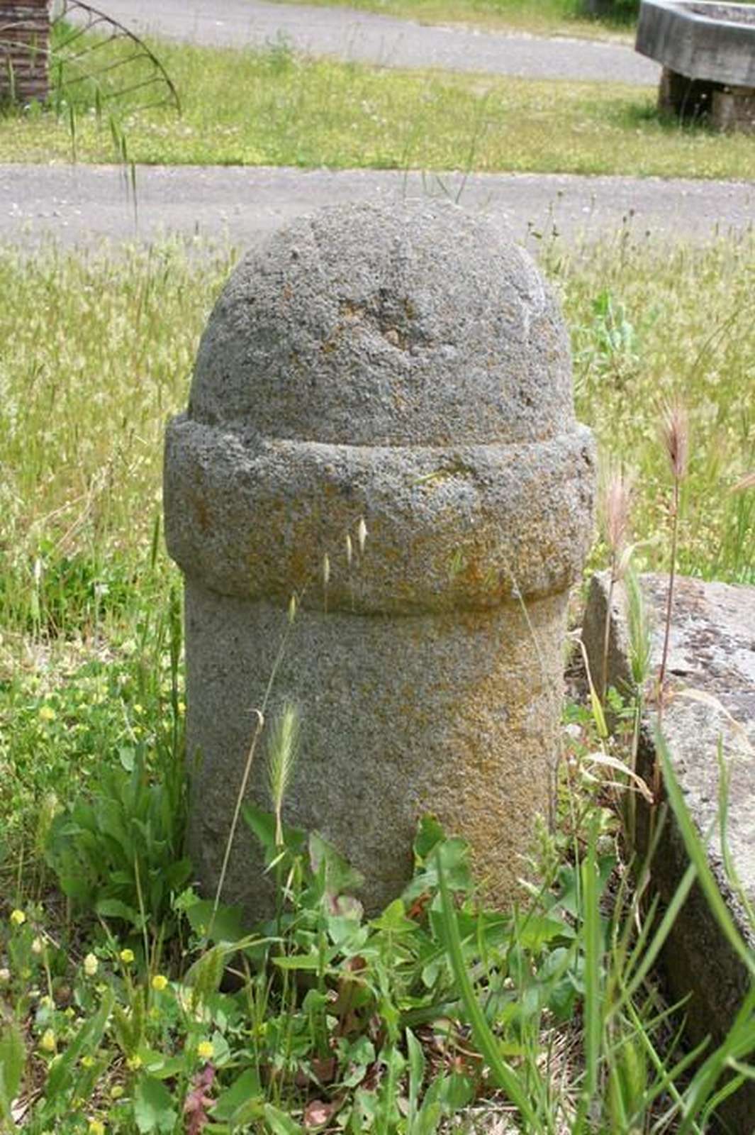 Paracarro in peperino - Colonne antiche - Architettura - Prodotti - Antichità Fiorillo