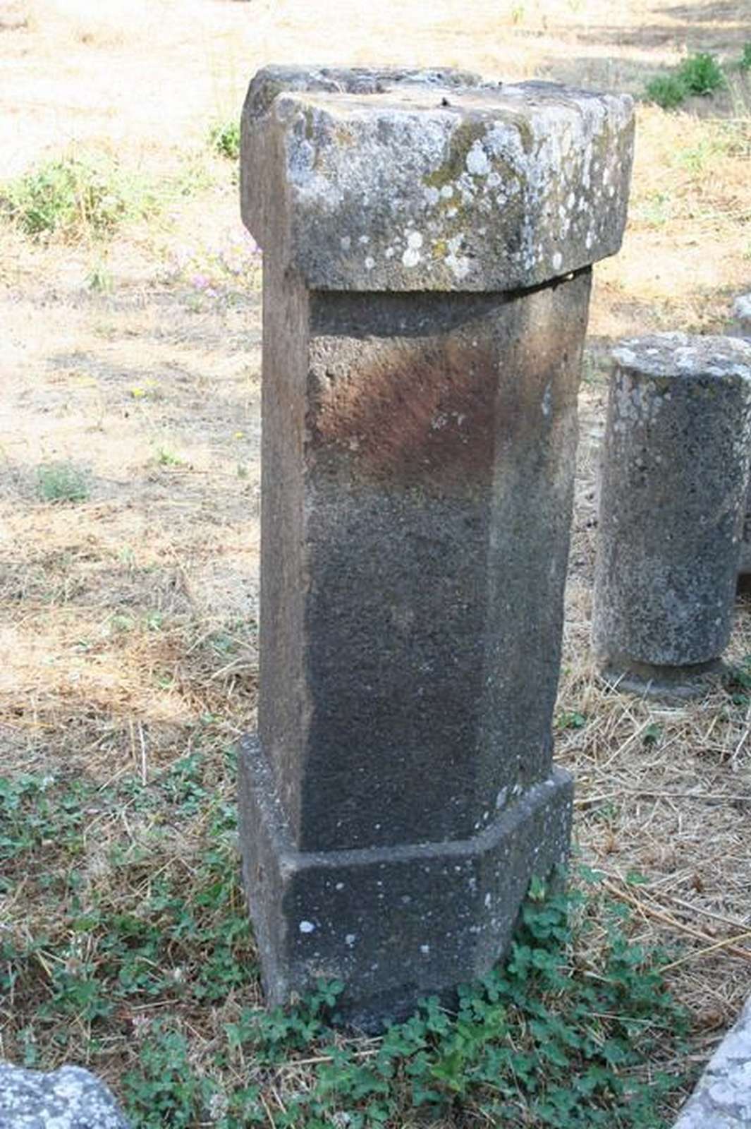 Colonna in peperino - Colonne antiche - Architettura - Prodotti - Antichità Fiorillo