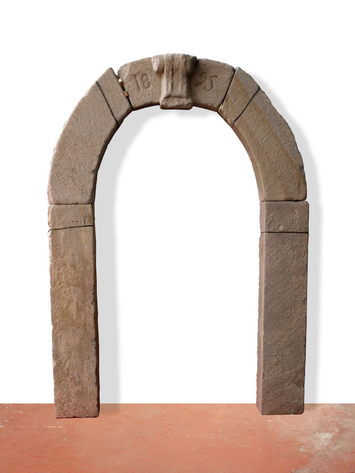Antico portale in pietra datato 1895. - 1