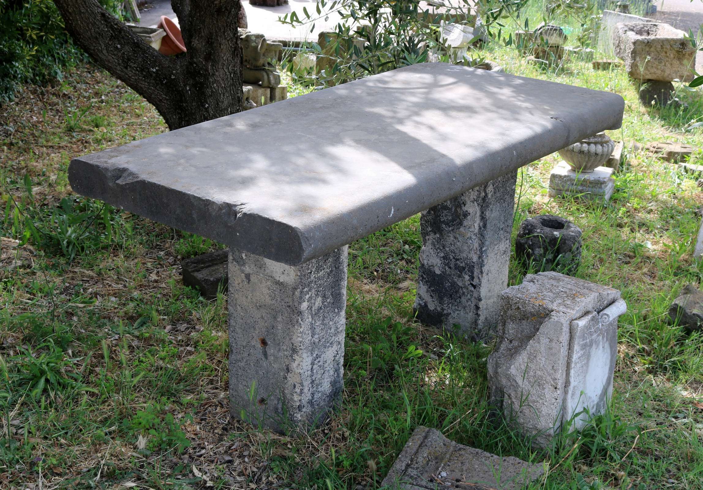 Antico tavolo in pietra. Epoca 1800. - 1