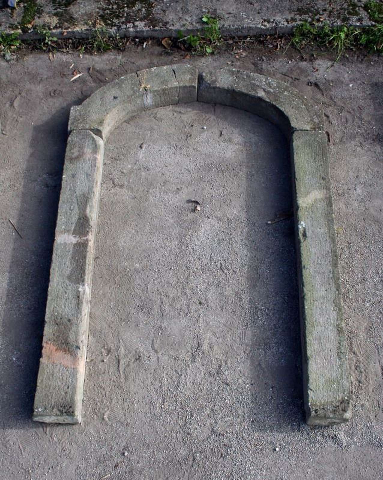 Antico portale in pietra - 1