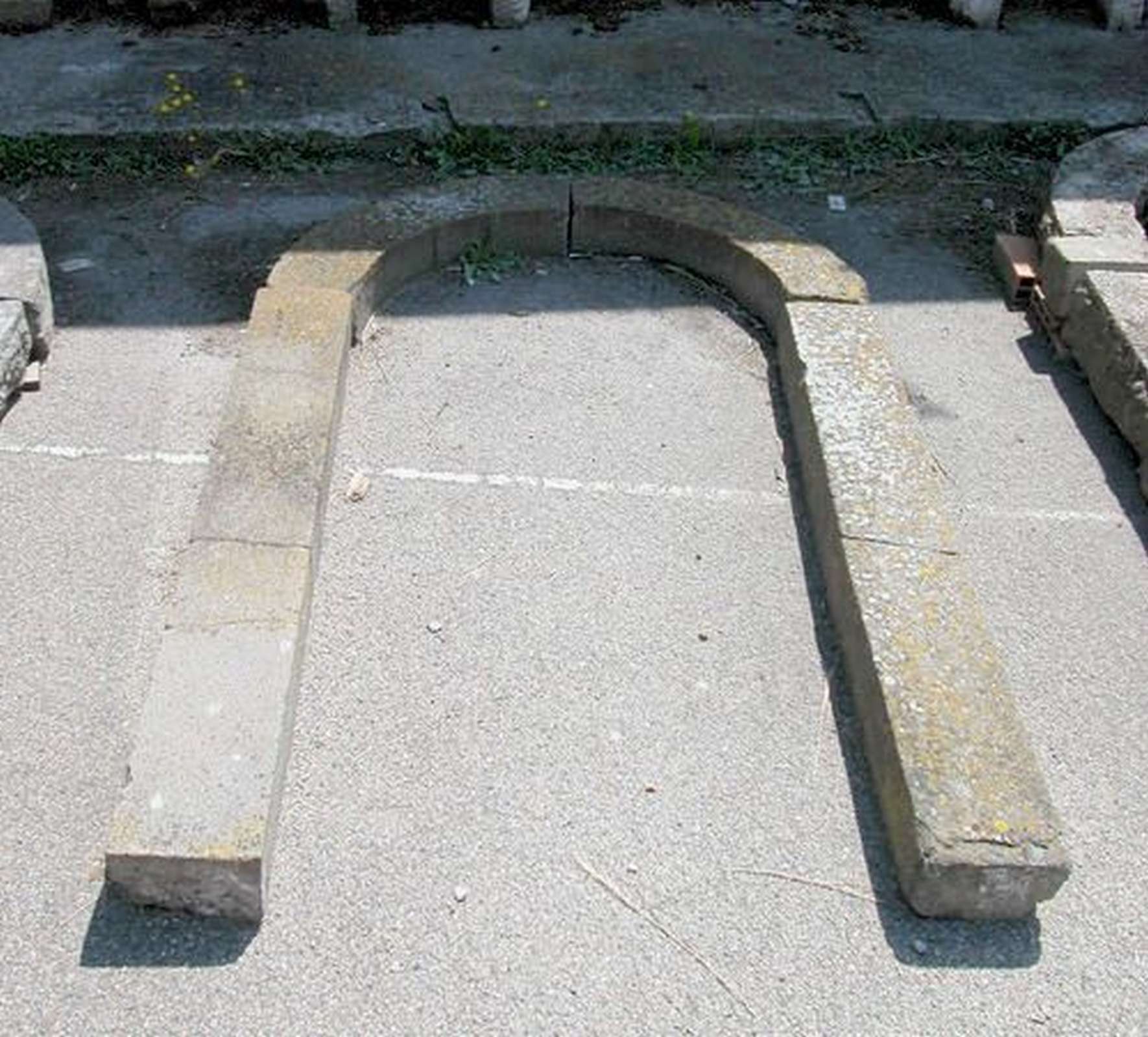 Antico portale in pietra - 1