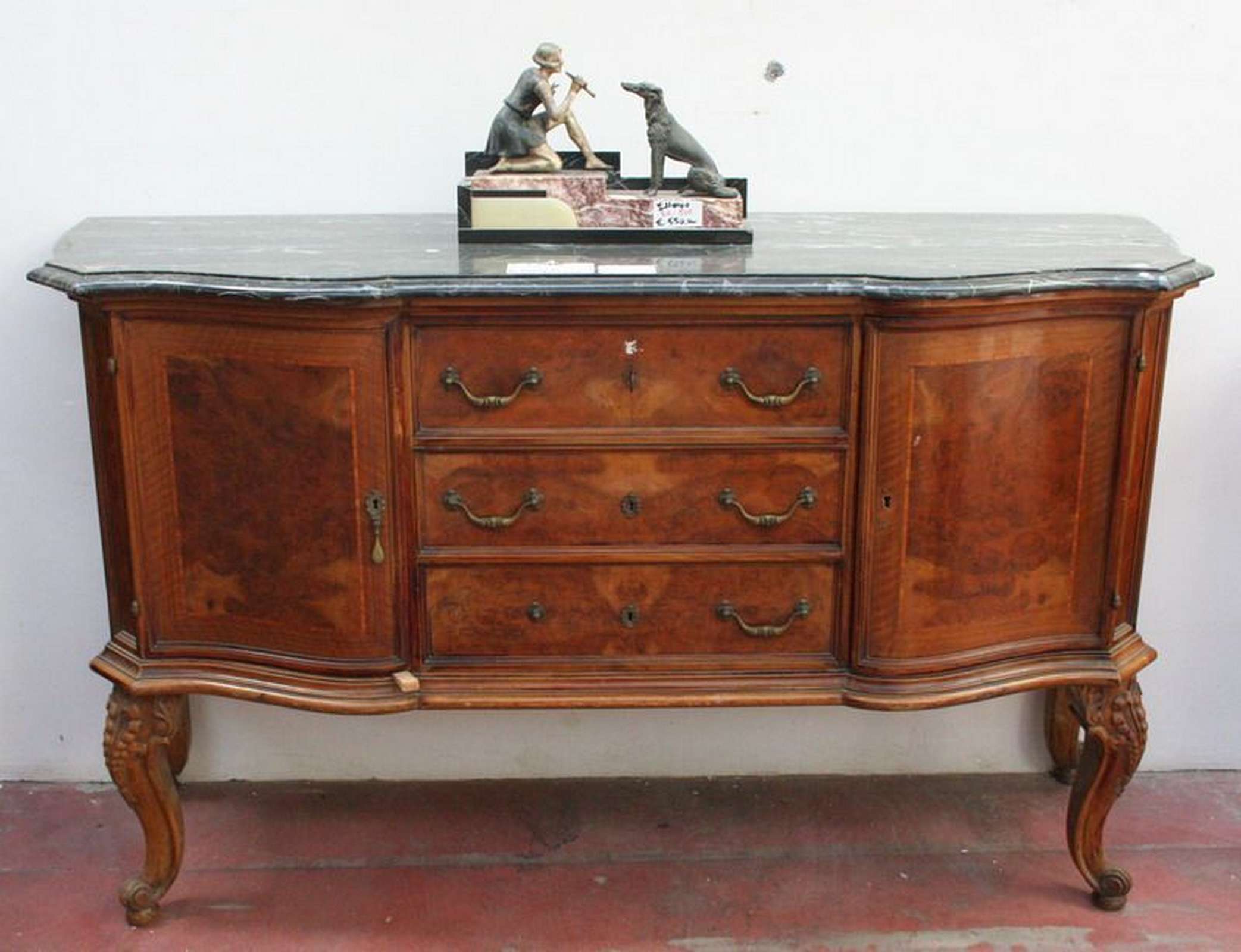 Buffet placcato in noce e piano in marmo. Epoca fine 1800. - 1