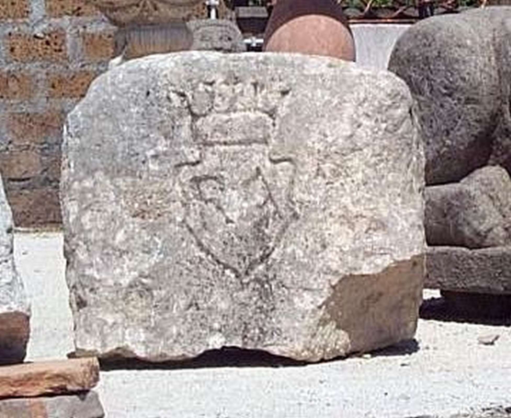 Antico stemma Gentilizio in pietra. Epoca 1400. - Stemmi antichi - Architettura - Prodotti - Antichità Fiorillo
