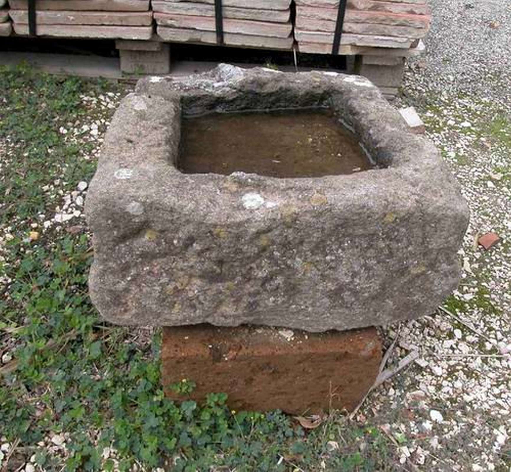 Antica vaschetta in pietra - 1