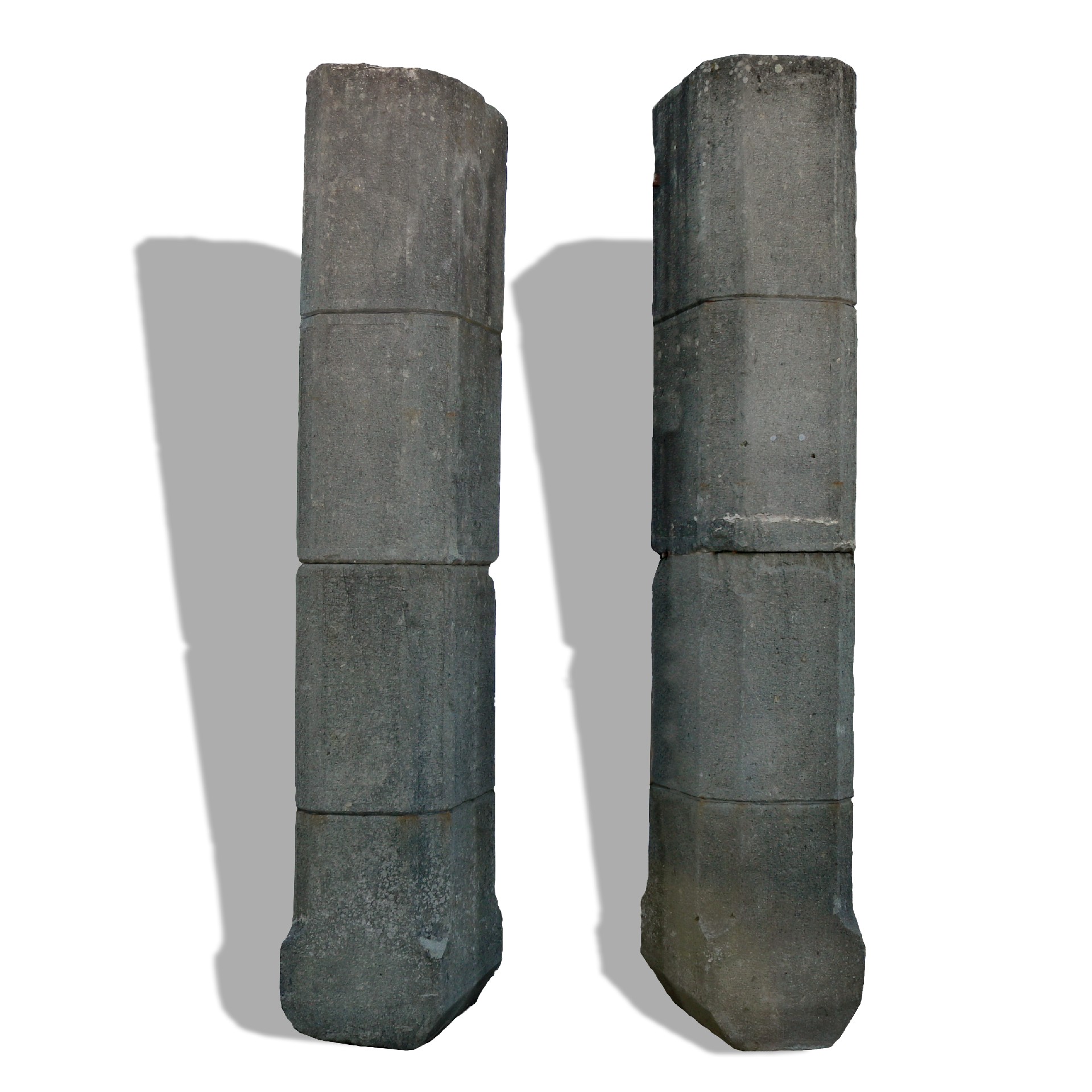 Coppia antica di colonne in pietra.  - 1