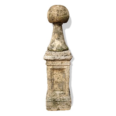Colonna antica con puntale in pietra. 