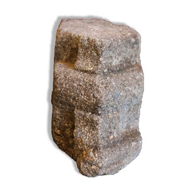 Antica mensola in pietra.  