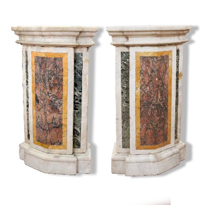 Antica coppia di basi in marmo. 