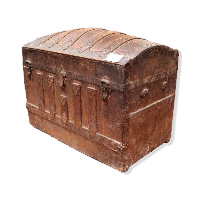 Trunk in wood and iron. 