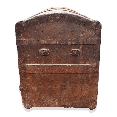 Trunk in wood and iron. 