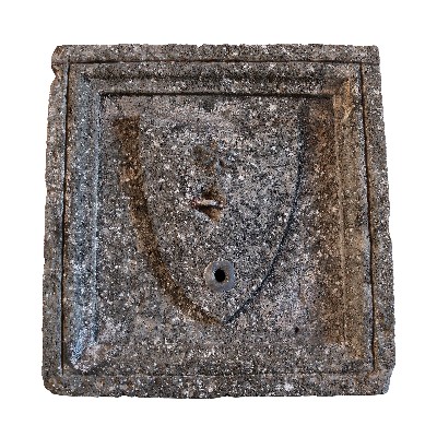 Antica fontana in pietra. 