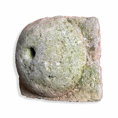 Antico pannello buttacqua in pietra. 
