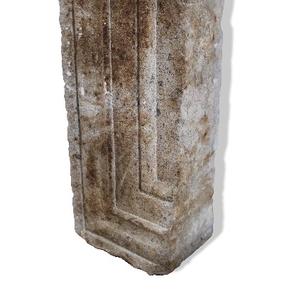 Camino antico in pietra, cm 142x114 h. 