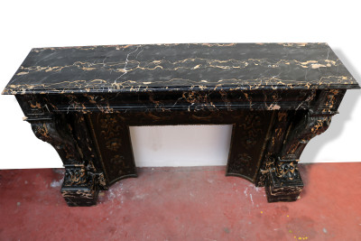 Camino antico in marmo cm.165x108h. 
