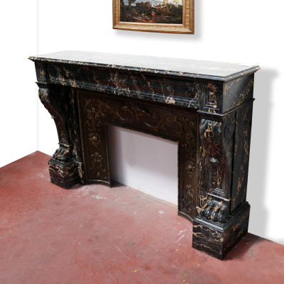 Camino antico in marmo cm.165x108h. 