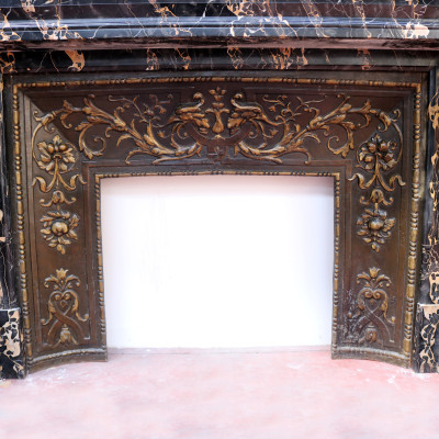Camino antico in marmo cm.165x108h. 