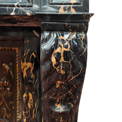 Camino antico in marmo cm.165x108h. 