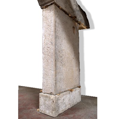 Camino antico in pietra, cm 146x105 h. 