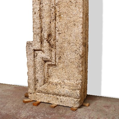 Camino antico in pietra, cm 169x173 h. 