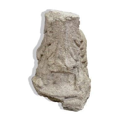 Antico capitello in pietra  