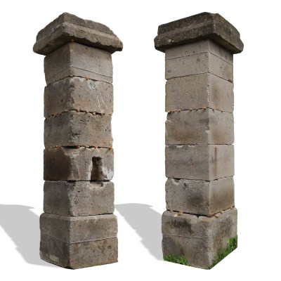 Antica coppia di colonne da cancello in pietra. 