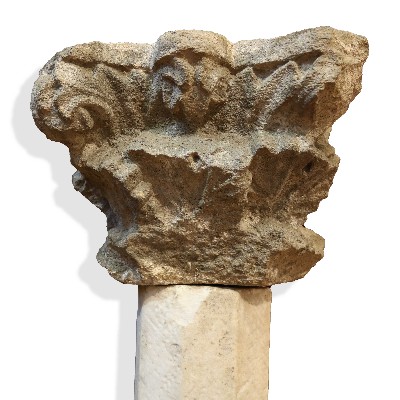 Colonna antica in marmo e pietra. 