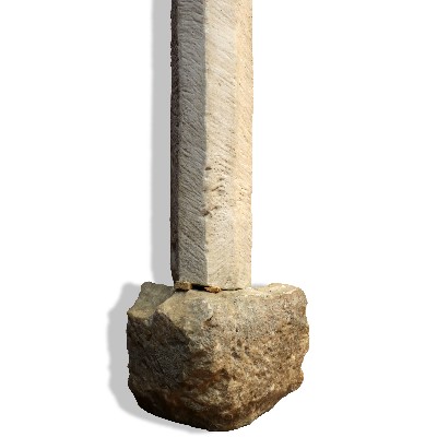 Colonna antica in marmo e pietra. 