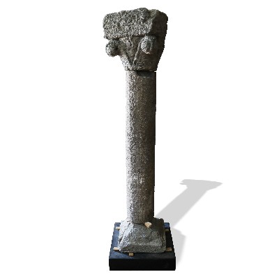 Colonna antica in pietra. 