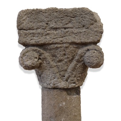 Colonna antica in pietra. 