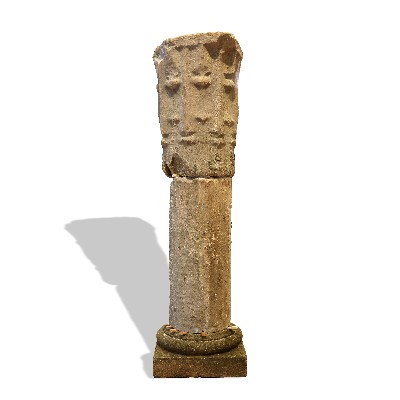 Antica colonna con capitello in alabastro. 