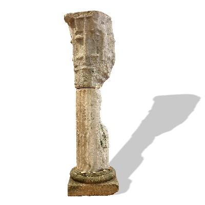 Antica colonna con capitello in alabastro. 
