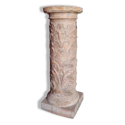 Antica colonna in terracotta. 