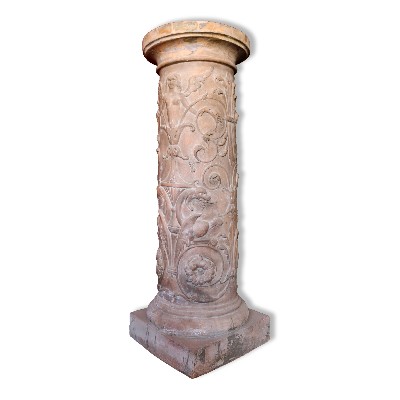 Antica colonna in terracotta. 